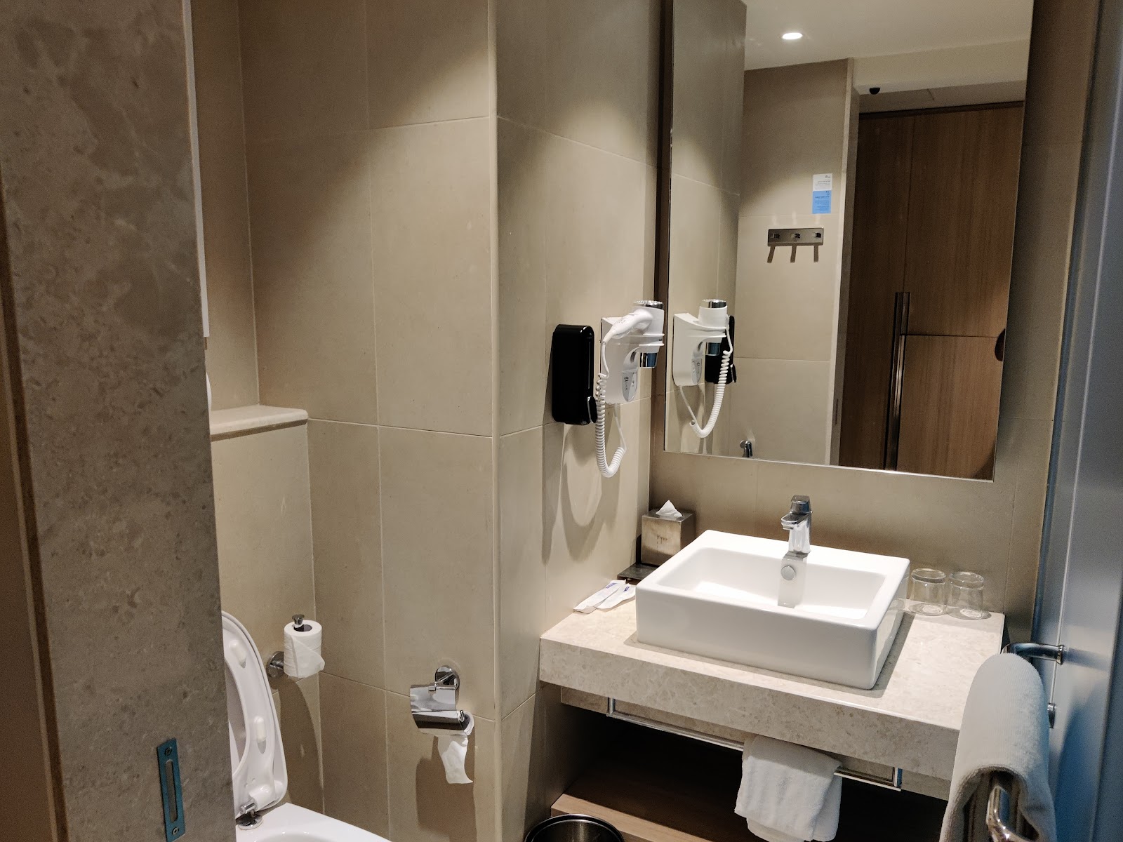 Holiday Inn Express & Suites — Banquet Hall in Hoskote, Bangalore (on-site parking, in-house decoration, outside catering allowed, bar service available) — photo 3
