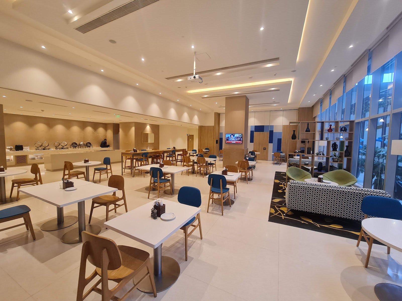 Holiday Inn Express & Suites — Banquet Hall in Hoskote, Bangalore (on-site parking, in-house decoration, outside catering allowed, bar service available) — photo 4