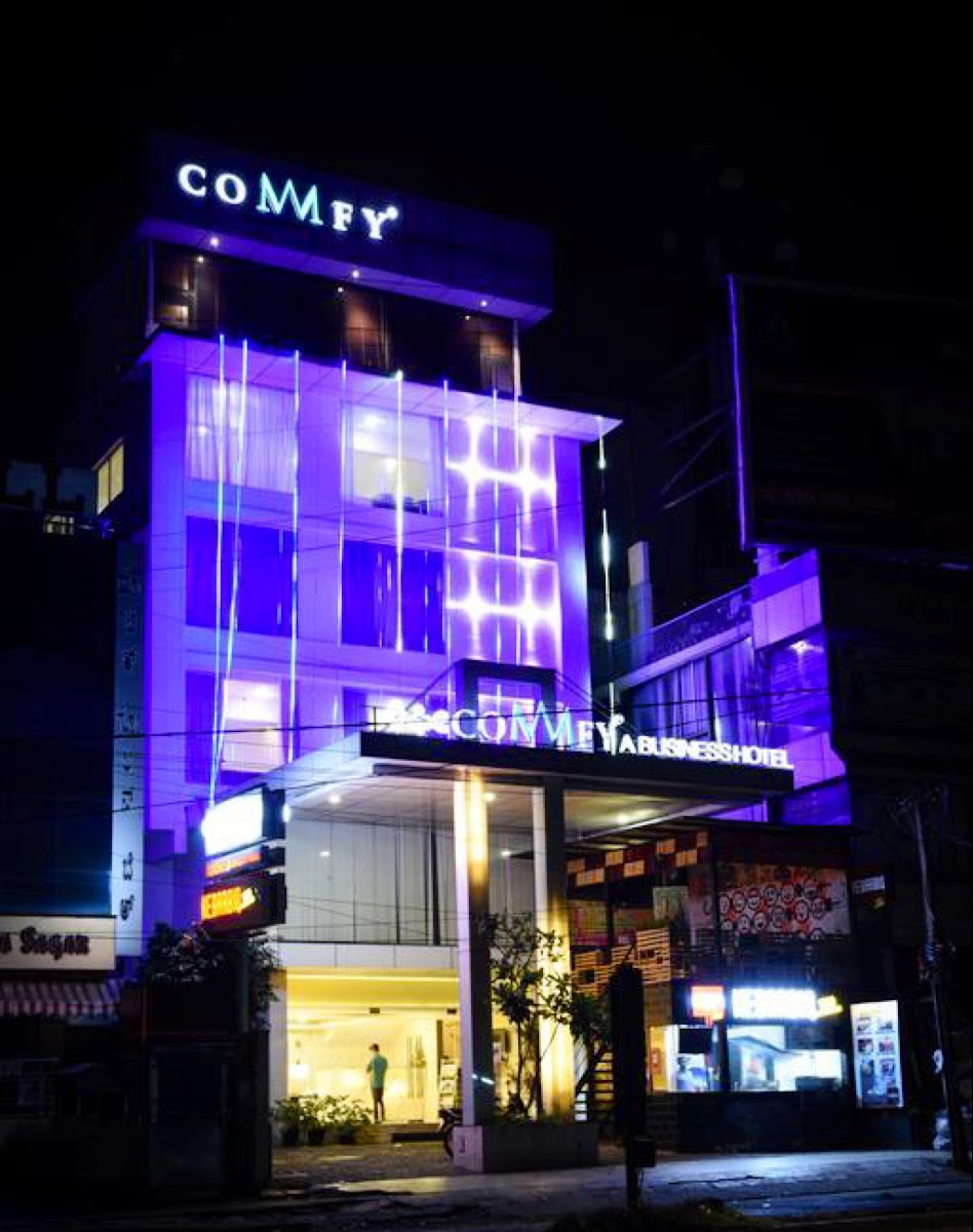 Comfy Business Hotel — Banquet Hall in Bangalore (on-site parking, in-house decoration, bar service available, 100–150 guest capacity)