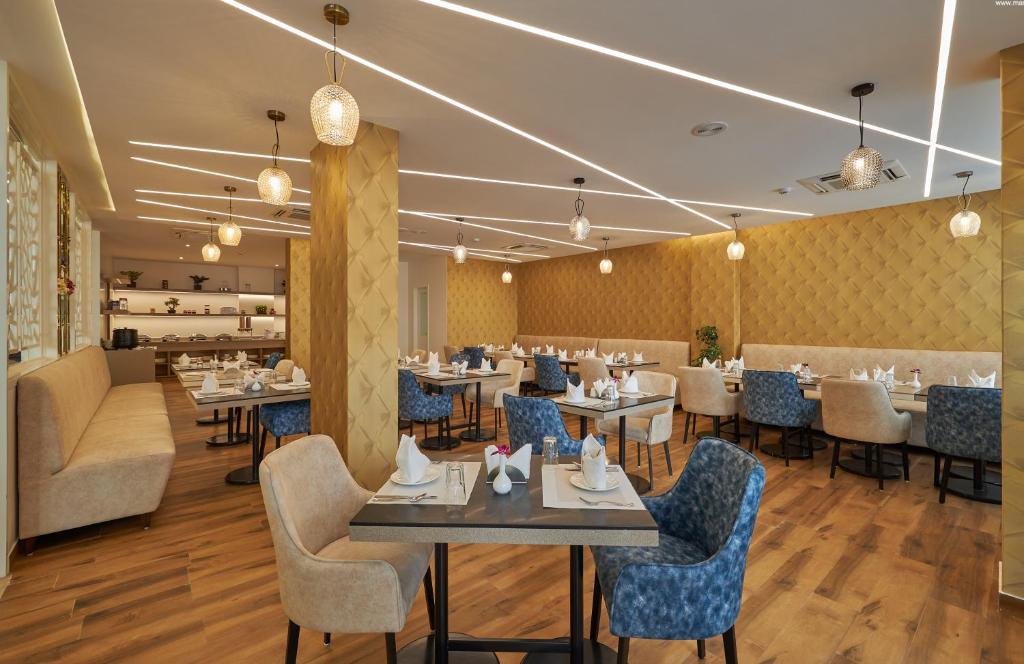 Regenta Inn Grand - ORR — Banquet Hall in Mahadevapura, Bangalore (on-site parking, in-house decoration, outside catering allowed, bar service available) — photo 4