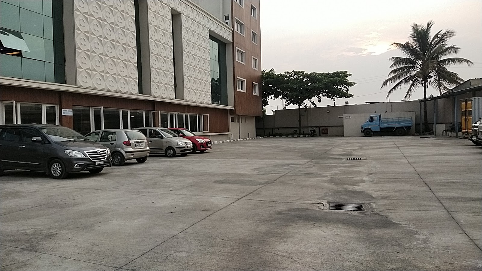 SKR Convention Center — Banquet Hall in Magadi Main Road, Bangalore (on-site parking, in-house decoration, DJ permitted, bar service available) — photo 4